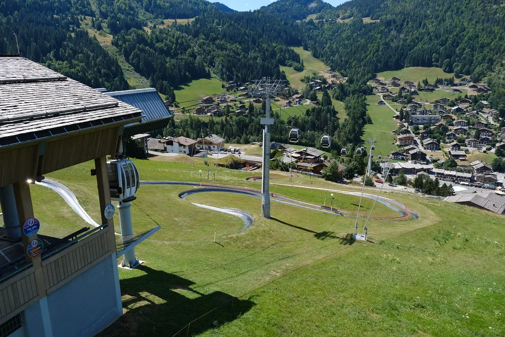 Envie de sensations fortes ? Testez la luge d'été à La Clusaz !