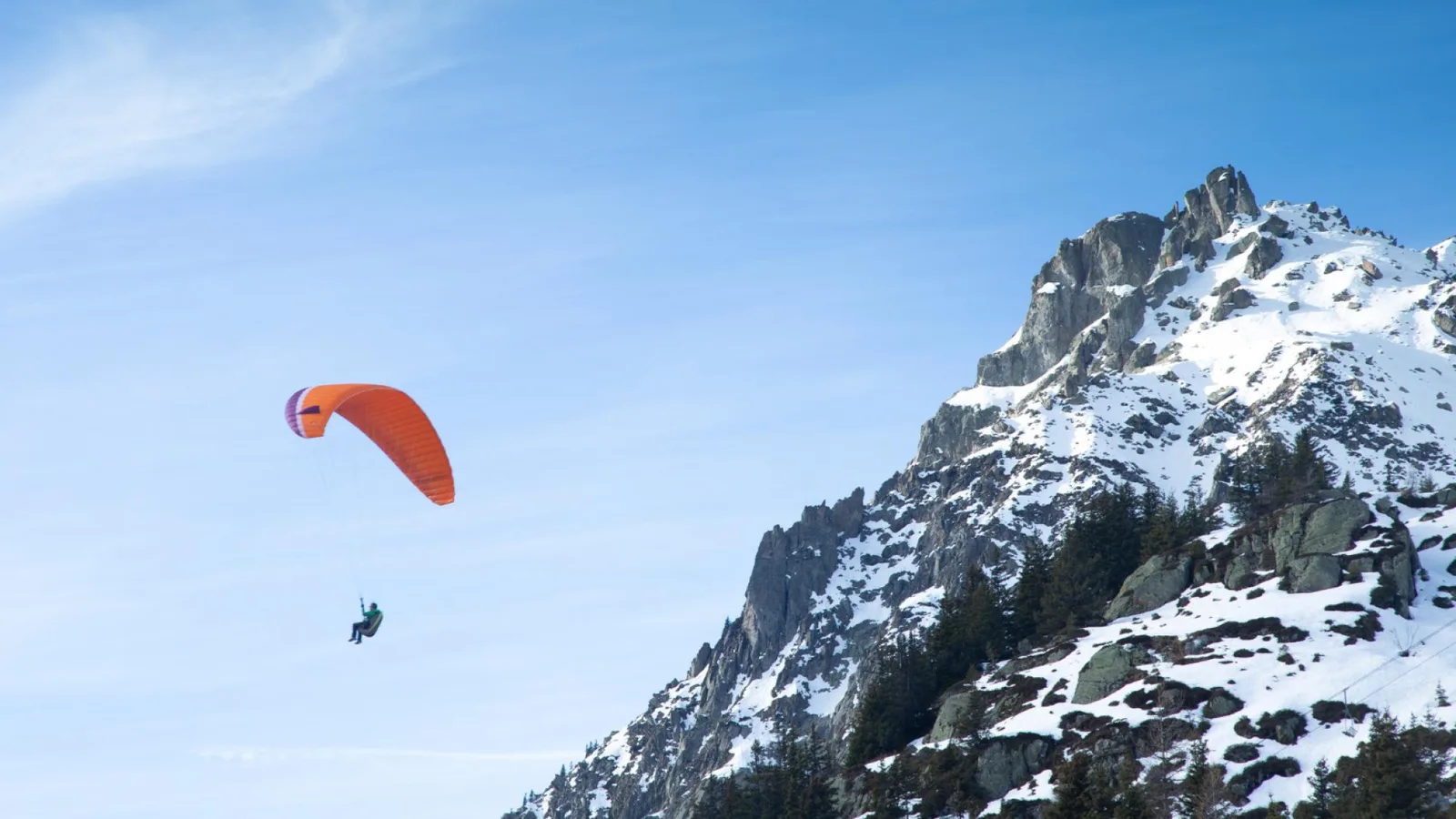 Sensations fortes et paysages éblouissants : pourquoi choisir la Clusaz pour votre baptême de parapente ?